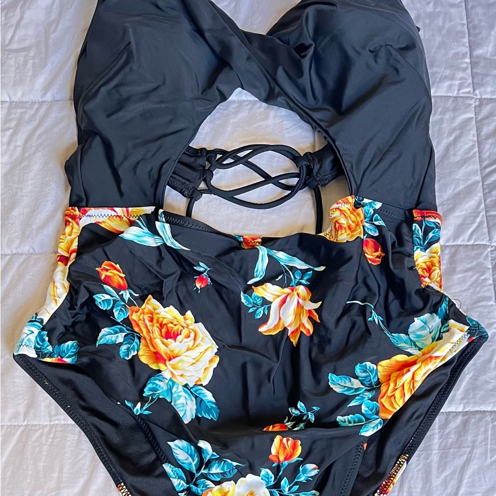 Cupshe One Piece Halter Neck Swimsuit with Cutout